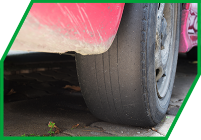 Reifen an rotem Auto Profil sehr abgefahren