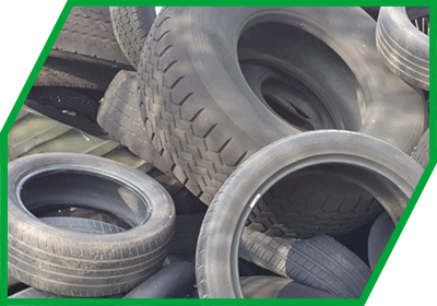 Altreifen Stapel ungeordnet - Dyntex stellt Kunstfasern und Kleidung aus Altreifen her