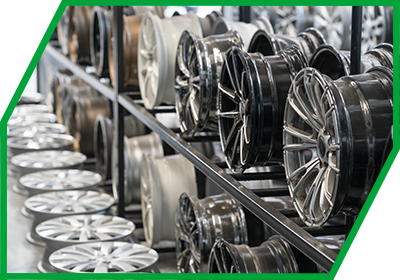 Felgen auf Regal in Reihe