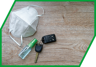 FFP-2-Maske Schlüssel Desinfektionsmittel auf Holzplatte FFP-2-Maske Schlüssel Desinfektionsmittel auf Holzplatte