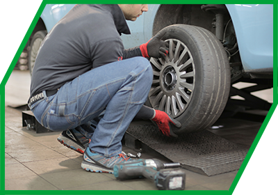 Monteur am Reifenwechseln Radwechsel Sommerreifen Monteur am Reifenwechseln Radwechsel Sommerreifen